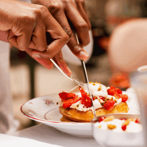 pancakes sucrées avec des fraises sans gluten