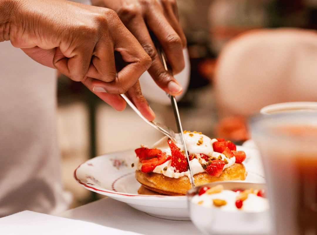 pancakes sucrées avec des fraises sans gluten