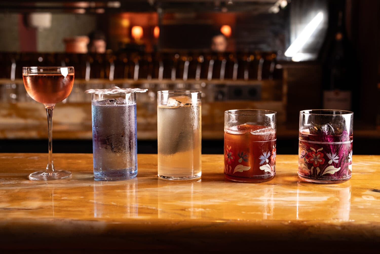 Cocktails alignés sur le bar