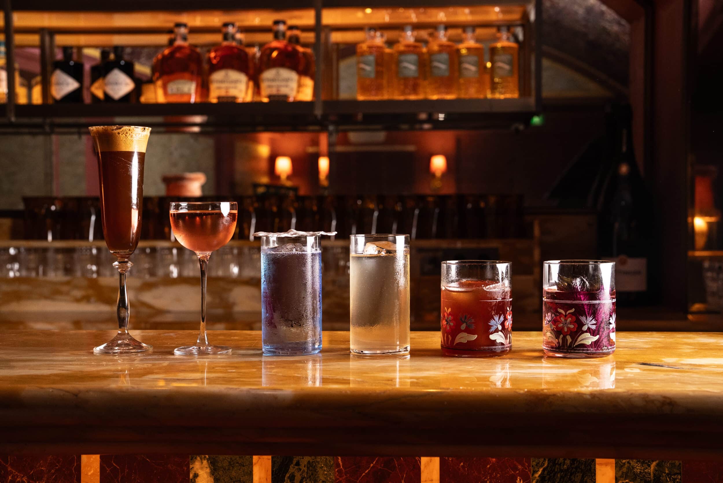 Cocktails alignés sur le bar du petit bazar