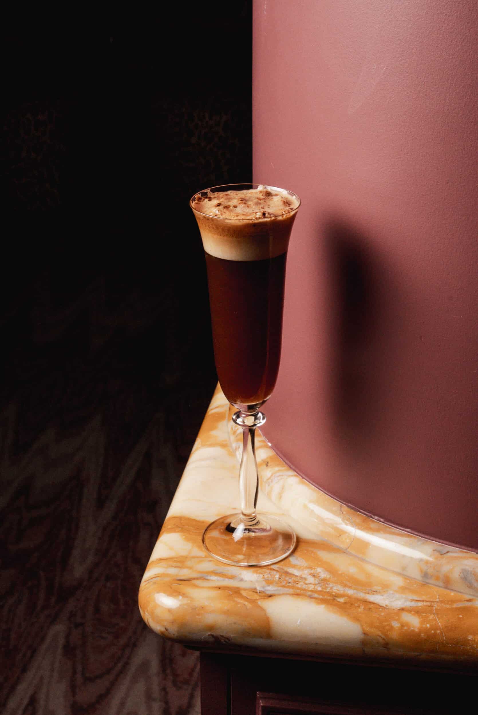cocktail marron sur un rebord en marbre